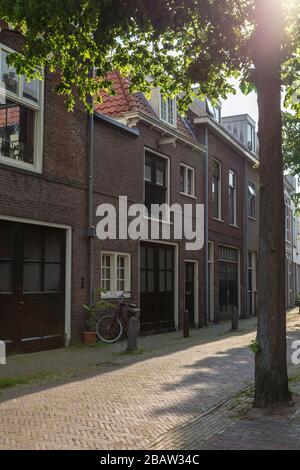 Vue sur la rue et les maisons de la ville de Haarlem, Hollande du Nord, Pays-Bas, Europe. Banque D'Images