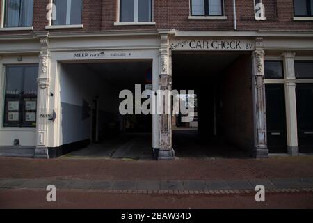Vue sur la rue et les maisons de la ville de Haarlem, Hollande du Nord, Pays-Bas, Europe. Banque D'Images