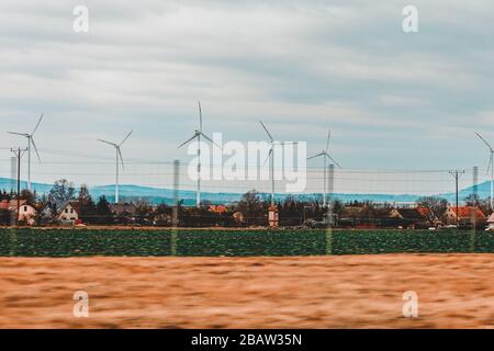 Moulins à vent dans les champs de montagne à la frontière de l'Allemagne et de la Pologne Banque D'Images