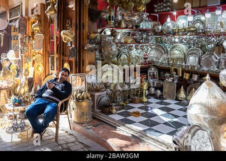 Un Trader attend des affaires à l'intérieur de Fes Medina, Fes, Maroc Banque D'Images