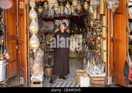 Un Trader attend des affaires à l'intérieur de Fes Medina, Fes, Maroc Banque D'Images