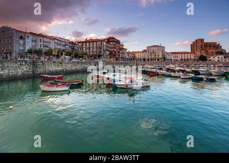 Photographie nocturne du phare de Castro Urdiales et du port de pêcheur. Cantabrie, Espagne Banque D'Images