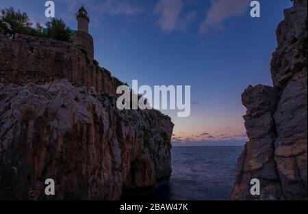 Photographie nocturne du phare de Castro Urdiales et du port de pêcheur. Cantabrie, Espagne Banque D'Images