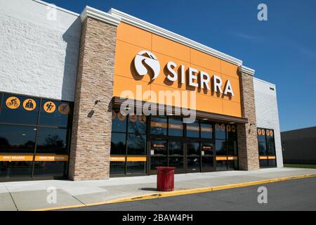 Un logo en dehors d'un magasin de détail Sierra à Frederick, Maryland, le 26 mars 2020. Banque D'Images