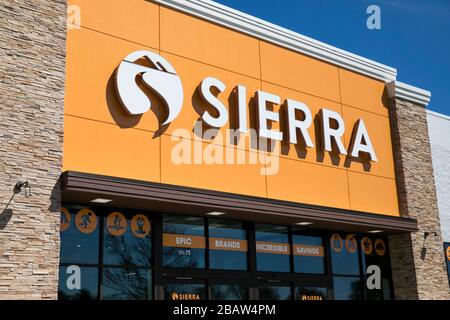 Un logo en dehors d'un magasin de détail Sierra à Frederick, Maryland, le 26 mars 2020. Banque D'Images