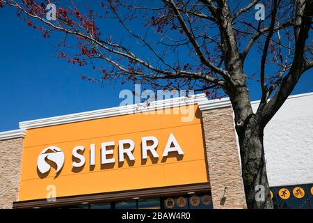 Un logo en dehors d'un magasin de détail Sierra à Frederick, Maryland, le 26 mars 2020. Banque D'Images