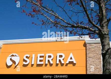 Un logo en dehors d'un magasin de détail Sierra à Frederick, Maryland, le 26 mars 2020. Banque D'Images