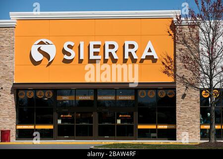 Un logo en dehors d'un magasin de détail Sierra à Frederick, Maryland, le 26 mars 2020. Banque D'Images