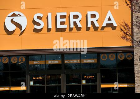 Un logo en dehors d'un magasin de détail Sierra à Frederick, Maryland, le 26 mars 2020. Banque D'Images