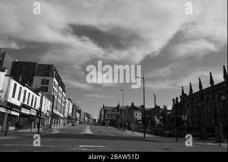 Derby Park à Bootle Liverpool est presque déserté et la zone de jeux pour enfants est fermée. Les gens gardent leur distance au supermarché en raison de COVID-19. Banque D'Images