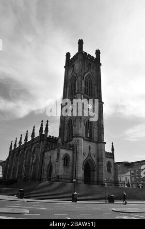 Derby Park à Bootle Liverpool est presque déserté et la zone de jeux pour enfants est fermée. Les gens gardent leur distance au supermarché en raison de COVID-19. Banque D'Images