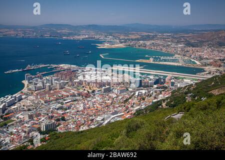 En regardant vers le bas sur Gibraltar depuis le sommet du Rocher Banque D'Images