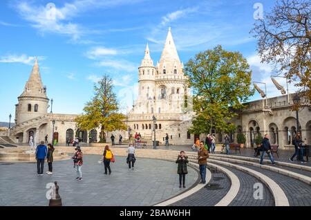 Budapest, Hongrie - 6 novembre 2019 : Bastion de Fishermans dans la capitale hongroise. L'un des monuments les plus populaires de la ville, construit dans un style néo-roman. Les gens de la cour adjacente. Banque D'Images