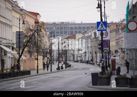 Varsovie, Pologne. 29 mars 2020. Un Nowy Swiat presque vide, l'un des principaux attractions de villes est vu à Varsovie, Pologne, le 29 mars 2020. Le 24 mars, le gouvernement polonais a annoncé de nouvelles restrictions à la circulation personnelle après avoir déjà fermé des écoles, des bars et des restaurants en plus de fermer les frontières aux étrangers. Les rassemblements de plus de deux personnes sont interdits en public jusqu'au 11 avril. Malgré des mesures plus strictes, le parti au pouvoir pour la loi et la justice a modifié les règles électorales de manière à ce que les élections présidentielles du 10 mai restent en place. Crédit: SIPA USA/Alay Live News Banque D'Images