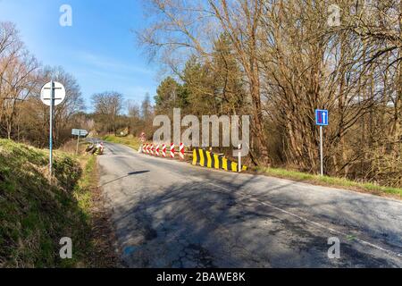 Panneaux de signalisation. Réparation d'un petit pont sur une route de campagne en République tchèque près du village de Rikonin. Travaux routiers. Une route dangereuse. Banque D'Images