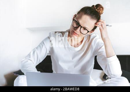 une femme pédagogique en ligne travaille à domicile sur un ordinateur portable, en regardant l'écran. jeune enseignant étudier sur l'enseignement à distance à l'isolement de quarantaine. tapez e-mail, Banque D'Images