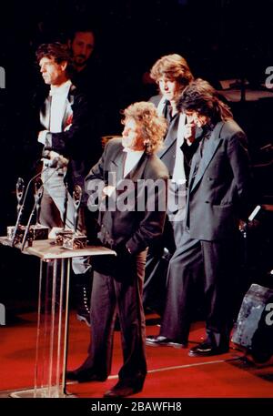 LA QUATRIÈME CÉRÉMONIE ANNUELLE DU ROCK 'N' ROLL HALL OF FAME A EU LIEU AVEC DION , OTIS REDDING , LES PIERRES À ROULEMENT , LA TENTATION ET STEVIE WONDER COMME INDUTEES À L'HÔTEL WALDORF ASTORIA , NEW YORK CITY 01-18-1989 PHOTO DE MICHAEL BRITO MICK JAGGER AVEC KEITH RICHARDS, MICK TAYLOR ET RON WOOD Banque D'Images