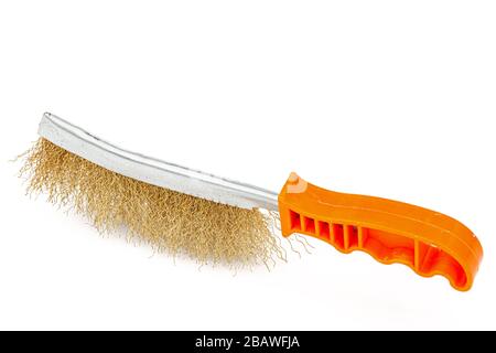 Brosse métallique en laiton avec poignée en plastique orange pour le nettoyage et le polissage d'équipements durs ou métalliques, isolée sur fond blanc Banque D'Images