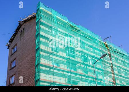 rénovation de façades de maisons et isolation thermique, échafaudage Banque D'Images