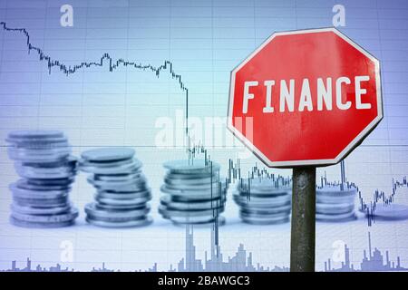 Le signe financier sur l'économie - graphique et pièces de monnaie. Krach financier dans l'économie mondiale à cause du coronavirus. Crise économique mondiale, récession. Banque D'Images