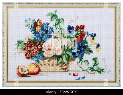 Image brodée dans un cadre de travail ouvert, toujours la vie avec des fleurs et des fruits, point de croix sur toile textile, isolé sur fond blanc Banque D'Images