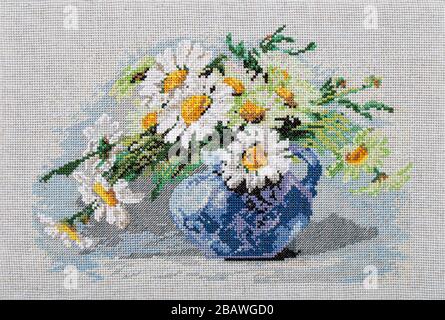 Photo brodée, toujours vie avec bouquet de fleurs dans vase, point de croix sur toile textile, isolée sur fond blanc Banque D'Images
