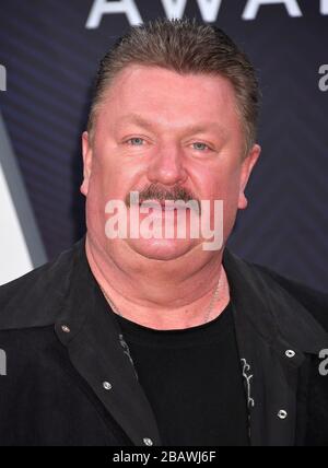 29 mars 2020 -¨ Joe Diffie, légende de la musique country primée de GRAMMY, est décédé aujourd'hui des complications du coronavirus (COVID-19). Diffie a récemment célébré un jalon de carrière de plus de 25 ans en tant que membre de l'historique Grand Ole Opry. Photo du dossier : 14 novembre 2018 - Nashville, Tennessee - Joe Diffie. 52ème prix annuel CMA, la plus grande nuit de Country Music, tenue à Bridgestone Arena. (Image crédit : © Laura Farr/AdMedia via ZUMA Wire) Banque D'Images