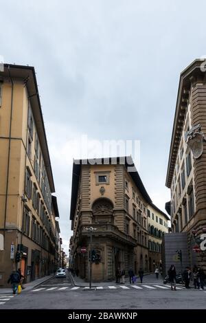 FLORENCE, ITALIE - 13 MARS 2018 : vue verticale des anciens bâtiments d'architecture situés dans le centre-ville de Florence, Italie Banque D'Images