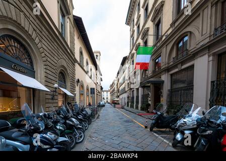 FLORENCE, ITALIE - 13 MARS 2018: Photo verticale d'une rue étroite avec des motos garées à Florence, Italie Banque D'Images