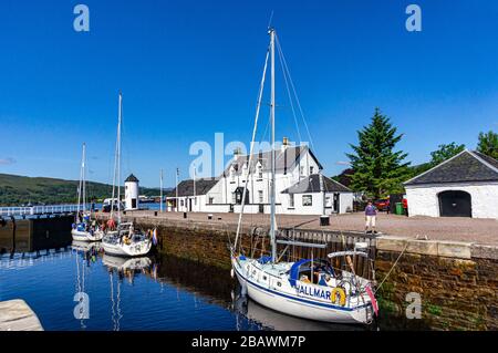 Des bateaux à voile attendent que le verrou de mer du canal calédonien à Corpach, près du fort William, dans les Highlands de Lochaber, en Écosse, ouvre sur le Loch Linnhe Banque D'Images