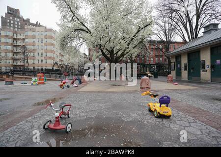 New York, NY, États-Unis. 29 mars 2020. Les New-Yorkais réagissent au coronavirus le 29 mars 2020 à New York. Crédit: Bryan Smith/ZUMA Wire/Alay Live News Banque D'Images