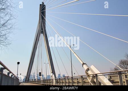 Vue panoramique des gratte-ciels de Varsovie à travers les pylônes du pont Banque D'Images