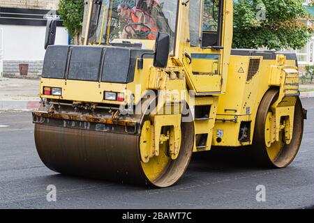 Melitopol, Ukraine, date du 27 mai 2017. La patinoire comcompacte la surface de la route, la réparation de la route dans la rue de la ville Banque D'Images