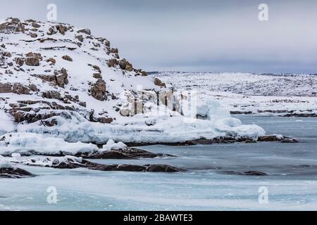 Les terrains rocheux et accidentés du bras Joe Batt's Arm en hiver, île Fogo, Terre-Neuve, Canada Banque D'Images