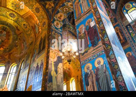 Le plafond, les colonnes et les murs couverts de mosaïques représentant des scènes religieuses à l'intérieur de l'Église de notre Sauveur sur le sang renversé, Saint-Pétersbourg Russie Banque D'Images