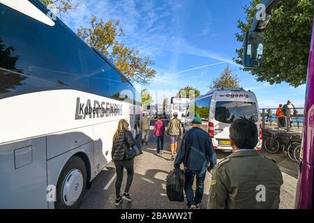 Des bus sont stationnés sur la route pendant que les groupes touristiques marchent le chemin vers la statue de la petite Sirène à Copenhague au Danemark Banque D'Images