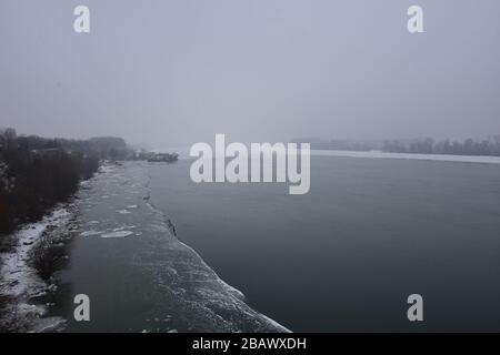 Paysage d'hiver du Danube gelé Banque D'Images