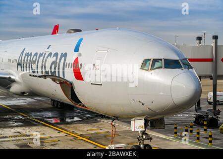 LONDRES, ANGLETERRE - NOVEMBRE 2018 : un avion Boeing 777 d'American Airlines stationné au terminal 3 de l'aéroport Heathrow de Londres. Banque D'Images