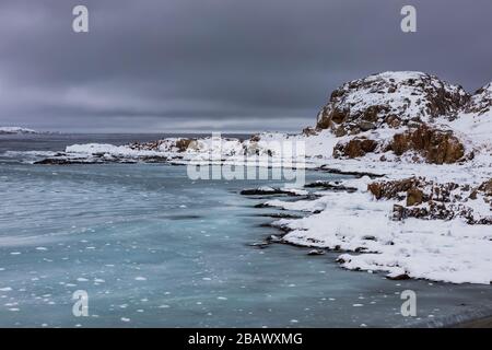 Les terrains rocheux et accidentés du bras Joe Batt's Arm en hiver, île Fogo, Terre-Neuve, Canada Banque D'Images