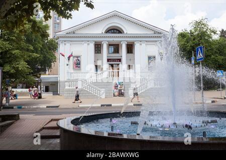 TUAPSE, RUSSIE-VERS JUL, 2018: Bâtiment du cinéma et du centre de loisirs la Russie est sur la rue Karl Marx contre la fontaine. La maison est saisie dans le Banque D'Images