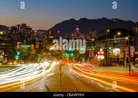 De voiture pendant les heures de pointe du soir à Vancouver, Colombie-Britannique, Canada Banque D'Images
