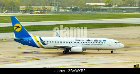 AÉROPORT DE LONDRES GATWICK - AVRIL 2019 : Boeing 737 exploité par Ukraine International en taxi à l'aéroport de Londres Gatwick. Banque D'Images