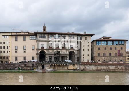 FLORENCE, ITALIE - 13 MARS 2018: Photo horizontale de Piazzale Degli Uffizi, un quartier avec musées et œuvres d'art de Florence, Italie Banque D'Images