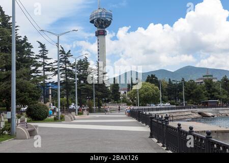 TUAPSE, RUSSIE-VERS JUL, 2018: Boulevard Primorsky et remblai sur lequel l'un des dominants architecturaux la tour du département pilote de la mer Banque D'Images