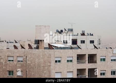 Amman, Jordanie, 2 mai 2009 : les plats satellites sont installés sur les immeubles d'appartements à Amman, Jordanie. Banque D'Images