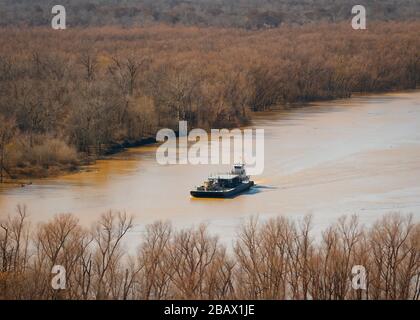 Vue sur Arriel d'un remorqueur poussant une barge sur le fleuve Mississippi. Banque D'Images