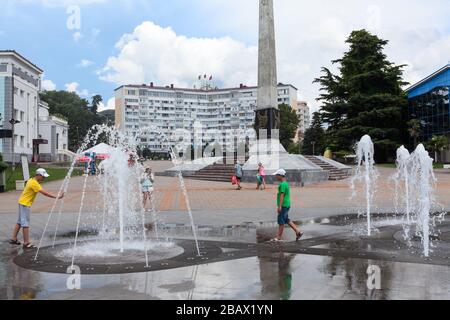 TUAPSE, RUSSIE - VERS JUILLET 2018 : les fontaines et les stèle de granit sont sur la rue piétonne, sur la place de la Révolution d'octobre. Centre de la station balnéaire Banque D'Images