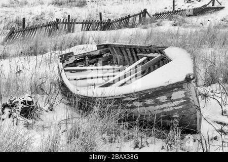 Ancien bateau de pêche, maintenant abandonné aux éléments, près du village de Joe Batt's Arm sur l'île Fogo, Terre-Neuve, Canada Banque D'Images