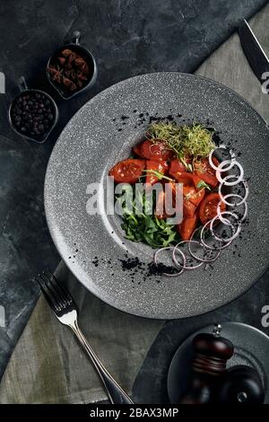 Tagliata de thon aux légumes, compotée de carottes et de poivrons, service magnifique, cuisine italienne traditionnelle, fond gris, espace copie. Concept alimentaire Banque D'Images