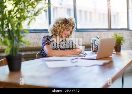Portrait d'une jeune femme d'affaires créative confiante au bureau Banque D'Images